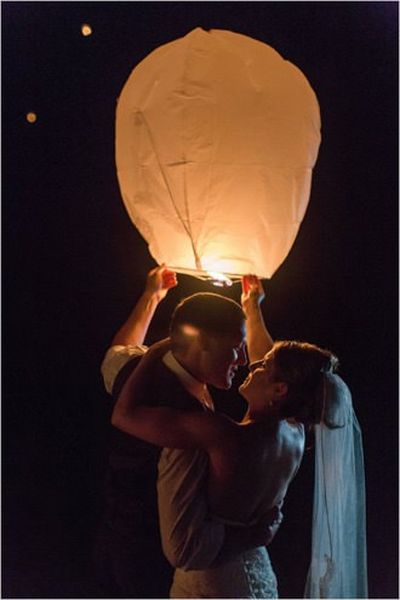 sposi che si apprestano a lanciare una lanterna volante